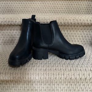 Never worn Steven Madden Chelsea boots!